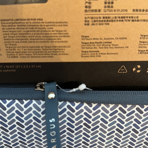 NWT Teague Exhibition Laptop Sleeve 13/-14inches. Blue and white pattern - Picture 6 of 9